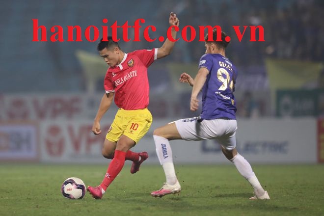 Siêu phẩm gỡ hòa phút 90 giúp Hà Nội FC giữ lại được 1 điểm quý giá