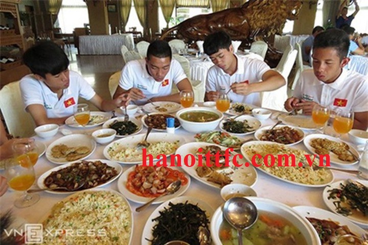 Thực đơn dinh dưỡng hàng ngày của dàn cầu thủ Việt